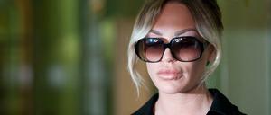 Das Model Gina-Lisa Lohfink auf ihrem Weg zum Amtsgericht Tiergarten. Dort begann der Prozess wegen Falschaussage.