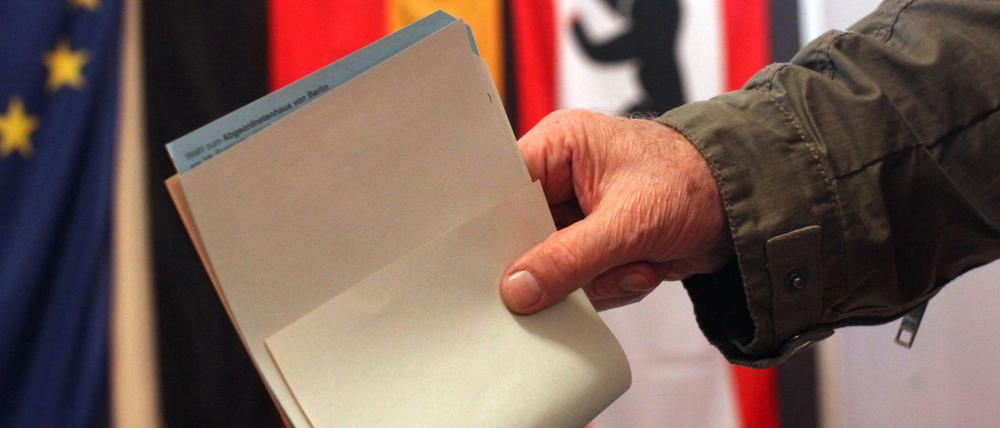 Ein Mann wirft 2011 in Berlin seine Stimme zur Wahl des Abgeordnetenhauses in eine Urne. 