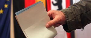 Ein Mann wirft 2011 in Berlin seine Stimme zur Wahl des Abgeordnetenhauses in eine Urne. 
