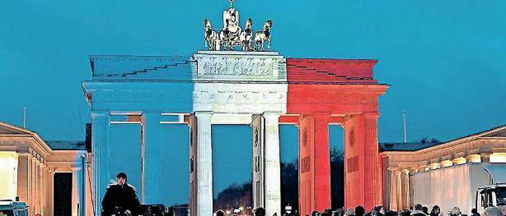 Farbige Solidarität. So gedachte Berlin der Opfer von Paris. Nach Orlando herrscht hingegen Dunkelheit.