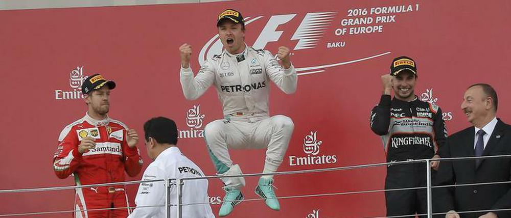 Hoch, höher, ganz oben. Nico Rosberg bejubelt seinen Sieg in Baku.