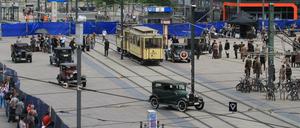 Zaungäste unerwünscht. Abgeschirmt von der Öffentlichkeit fanden am Sonntag Dreharbeiten auf dem Alexanderplatz statt. Tom Tykwer versetzte für „Babylon Berlin“ eine abgesperrte Fläche in die zwanziger Jahre.