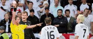 Murks hoch zwei. Schweinsteiger sieht die Rote Karte, Deutschland unterliegt Kroatien im zweiten Spiel der EM 2008 mit 1:2.