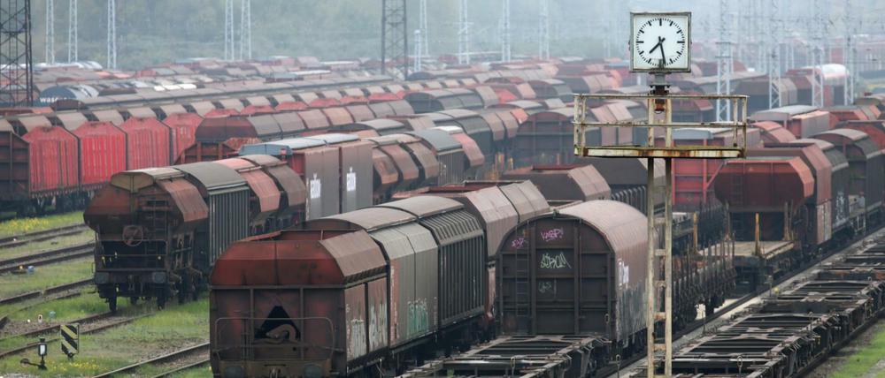 Der Aufsichtsrat hat ein Sanierungsprogramm für die Gütersparte der Deutschen Bahn beschlossen.