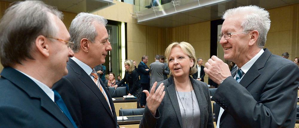 Ohne den baden-württembergischen Ministerpräsidenten Winfried Kretschmann (r.) und seine Grünen lässt sich im Bundesrat kaum noch etwas durchsetzen. 
