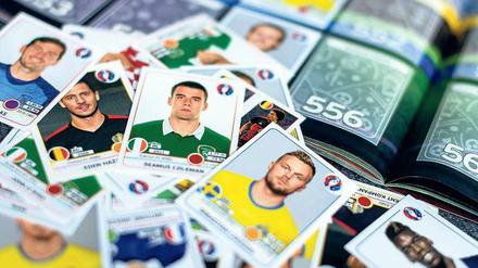 Im Bildchen. 680 Sticker kleben im EM-Album von Panini. Wer alle beieinander haben will, zahlt im Schnitt 255 Euro.