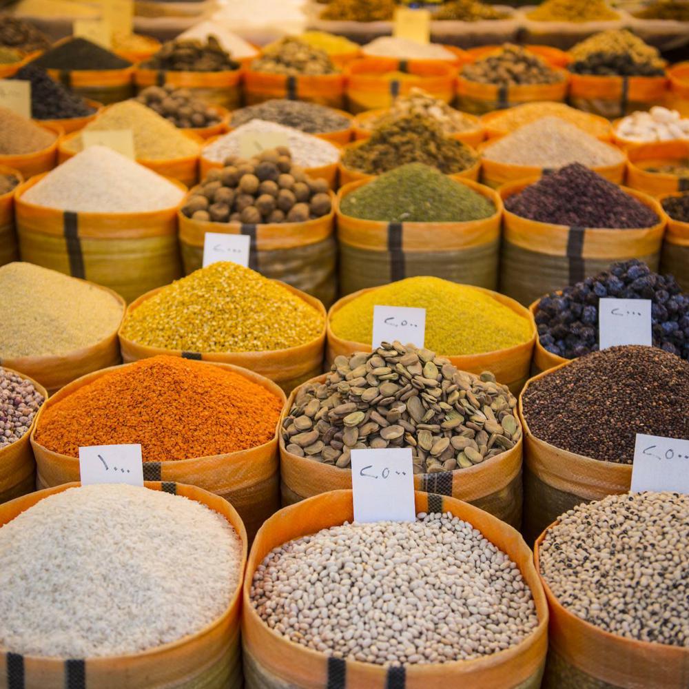 Qizlar meni boglab, yuzimga otirishdi.