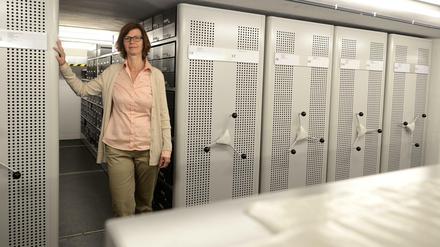 Birgit Jooss, hier im Archiv der Akademie der Künste.