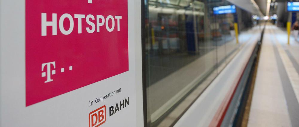 Für einen WLAN-Zugang oder Hotspot der Deutschen Telekom wird am 27.05.2014 an einem ICE auf dem Berliner Hauptbahnhof geworben.