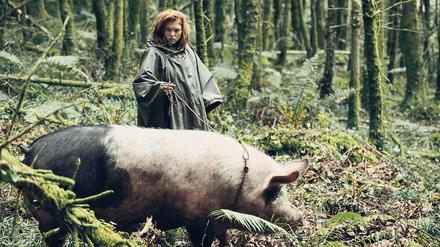 Im Wald der Deserteure. Eine selbsternannte Chefin (Léa Seydoux) führt die Flüchtlinge an. Und das Schwein im Vordergrund? Ein verwandelter Mensch.