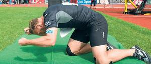 Trommelwirbel. Am Ende besiegte Robert Harting auch die eigene Anspannung, warf den Diskus 68,04 Meter weit und qualifizierte sich für die Olympischen Spiele in Rio de Janeiro.