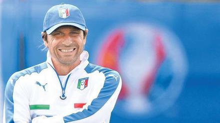 Blau ist die Hoffnung. Seine Mannschaft hatte niemand auf der Rechnung: Italiens Antonio Conte.