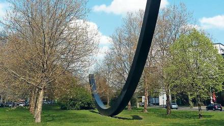 Mathematisch korrekte Kunst. Die Skulptur „Bogen von 124,5 Grad“ von Bernar Venet im Berliner Stadtteil Schöneberg vor der Urania.