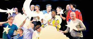 Mondkälber. Das Ensemble von „Frau Luna“ posiert im Tipi für ein Klassenfoto.