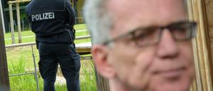 Thomas de Maizière und ein Polizist am Freitag bei der Innenministerkonferenz im Saarland.
