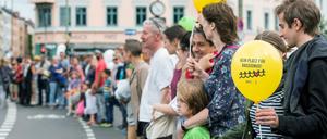 Rund 9.000 Demonstranten haben sich am Sonntag in Berlin versammelt, um eine Menschenkette gegen Rassismus zu bilden.