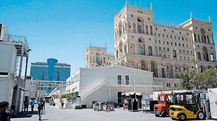 Glanz und Ehre.  Erstmals findet ein Formel-1-Rennen in Baku statt. RTL und Sky übertragen. Auch bei der Fußball-EM in Frankreich wirbt Aserbaidschan großflächig für sich.