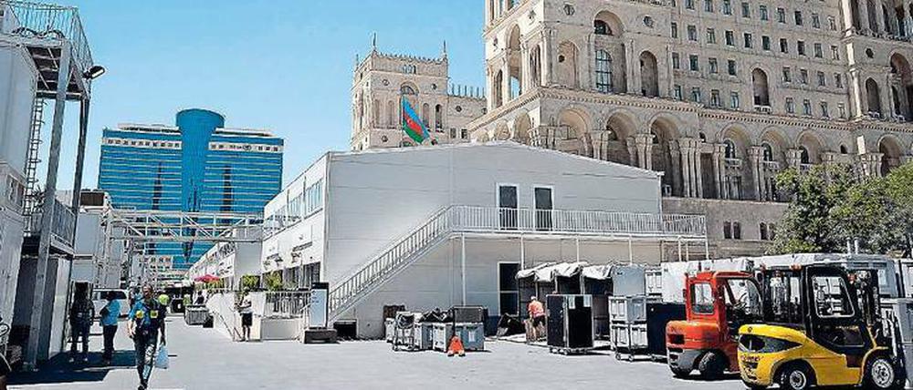 Glanz und Ehre.  Erstmals findet ein Formel-1-Rennen in Baku statt. RTL und Sky übertragen. Auch bei der Fußball-EM in Frankreich wirbt Aserbaidschan großflächig für sich.