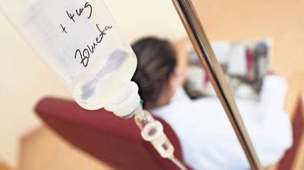 Lebenswichtig. Kliniken und Patienten, wie hier bei einer Chemotherapie, sind mitunter an einen Medikamentenhersteller gebunden. Fällt der aus, gibt es ein Problem.