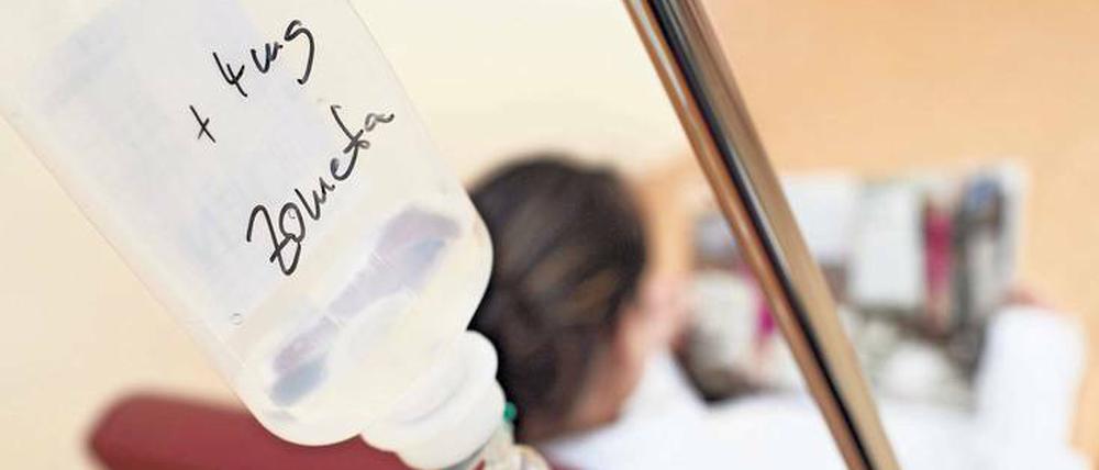 Lebenswichtig. Kliniken und Patienten, wie hier bei einer Chemotherapie, sind mitunter an einen Medikamentenhersteller gebunden. Fällt der aus, gibt es ein Problem.