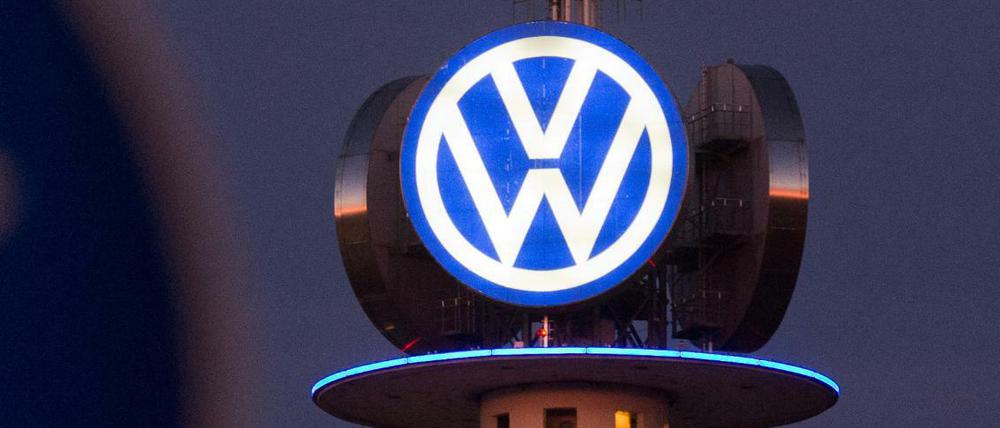 Das Logo von Volkswagen leuchtet am 10.12.2015 in der Morgendämmerung auf dem VW-Tower in Hannover. Wird im VW-Abgasskandal nun gegen den gesamten Vorstand ermittelt? 