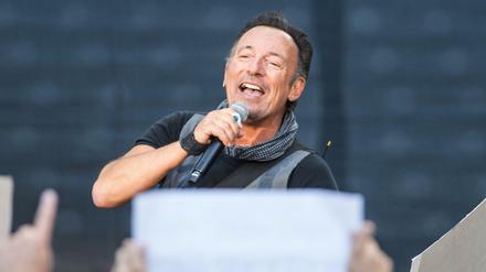 Wer ist hier der Boss? Klar: Bruce Springsteen beim Auftritt am Sonntag im Berliner Olympiastadion.