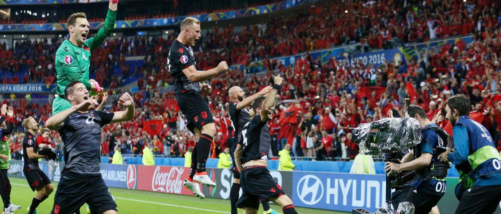 Der Jubel war riesig bei den Albanern nach dem Spiel gegen Rumänien.