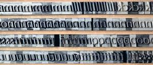 Jeder Buchstabe muss sitzen. Eigentlich geht das heute viel einfacher als früher. Aber die technischen Zusammenhänge sind ziemlich kompliziert geworden.
