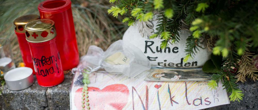 Briefe und Kerzen stehen in Bonn an der Stelle, an der anschließend verstorbene Niklas P. von Schlägern attackiert worden ist.