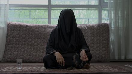 Als junge Frau strebte die Sängerin, die im Film Gulshan heißt und in Wirklichkeit anders, eine Karriere in Kabul an. Jetzt singt sie nur noch für sich.