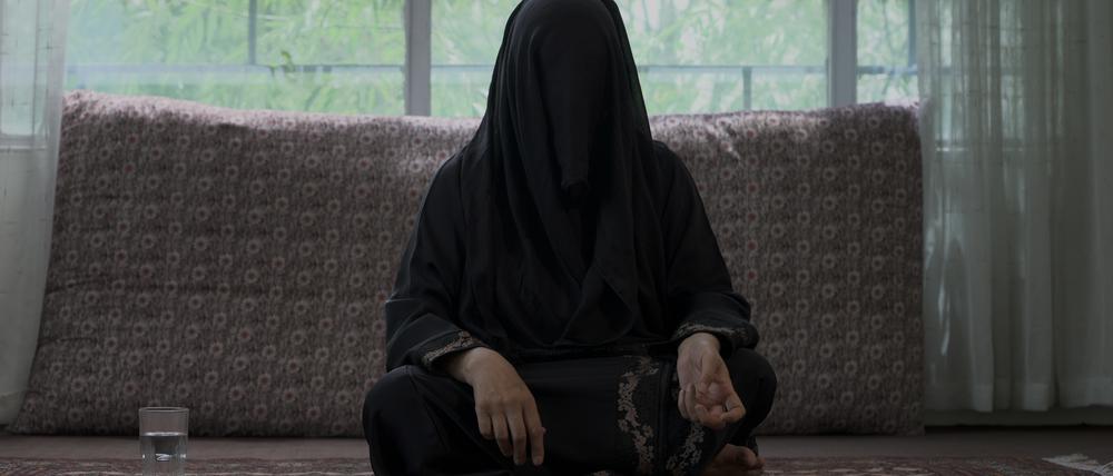 Als junge Frau strebte die Sängerin, die im Film Gulshan heißt und in Wirklichkeit anders, eine Karriere in Kabul an. Jetzt singt sie nur noch für sich.