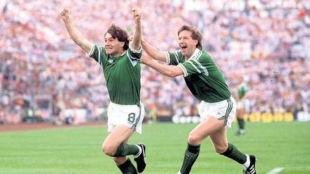 Jubel in Grün. Ray Houghton und sein Mitspieler Ronnie Whelan feiern das 1:0 gegen England.