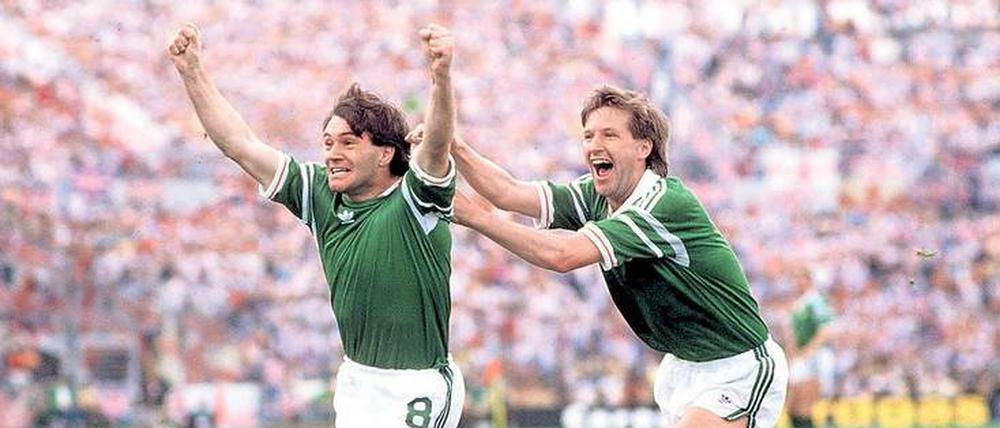 Jubel in Grün. Ray Houghton und sein Mitspieler Ronnie Whelan feiern das 1:0 gegen England.