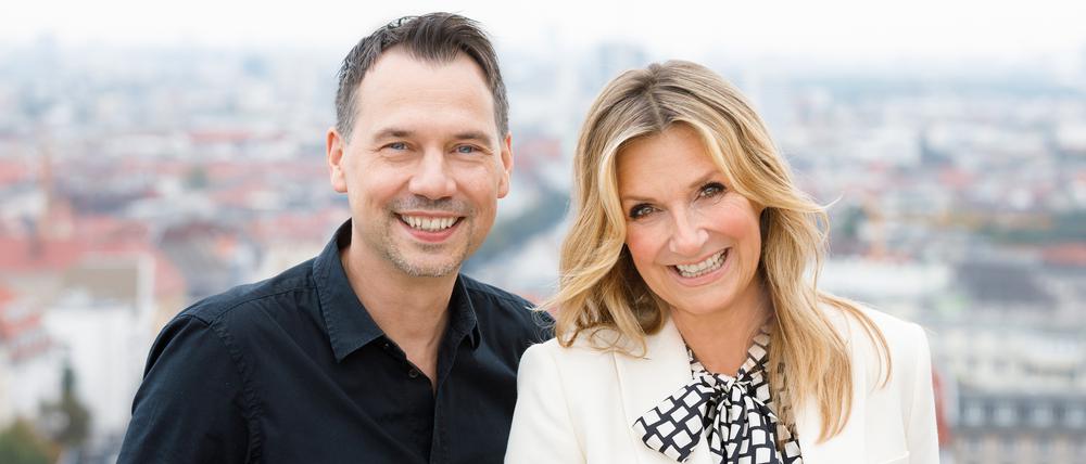 Kim Fisher und Sebastian Fitzek moderieren das neue „Riverboat Berlin“.