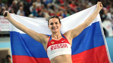 Kein Grund für Jubel: Stabhochspringerin Jelena Issinbajewa (im Bild 2012 in Istanbul) will wegen „politischer Diskriminierung“ gegen die Olympia-Sperren wegen Dopings klagen.