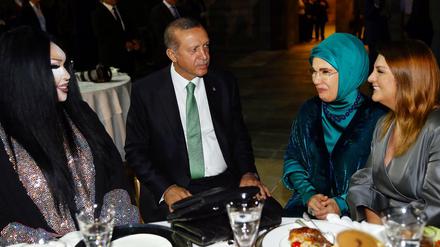 Die Transsexuelle Bülent Ersoy (l) und die türkische Sängerin Sibel Can (r) beim Essen mit Präsident Erdogan und seiner Frau Emine. 