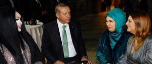 Die Transsexuelle Bülent Ersoy (l) und die türkische Sängerin Sibel Can (r) beim Essen mit Präsident Erdogan und seiner Frau Emine. 
