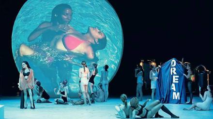 Alle fummeln mit allen. Szene aus Rodrigo Garcias Mozart-Oper. 