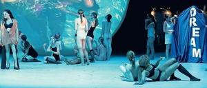 Alle fummeln mit allen. Szene aus Rodrigo Garcias Mozart-Oper.