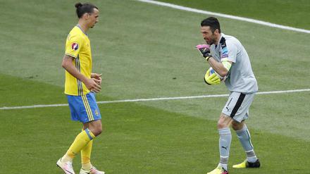 Ballsicher. Italiens Torwart Gianluigi Buffon bleibt auf Sicherheitsabstand zu Zlatan Ibrahimovic.