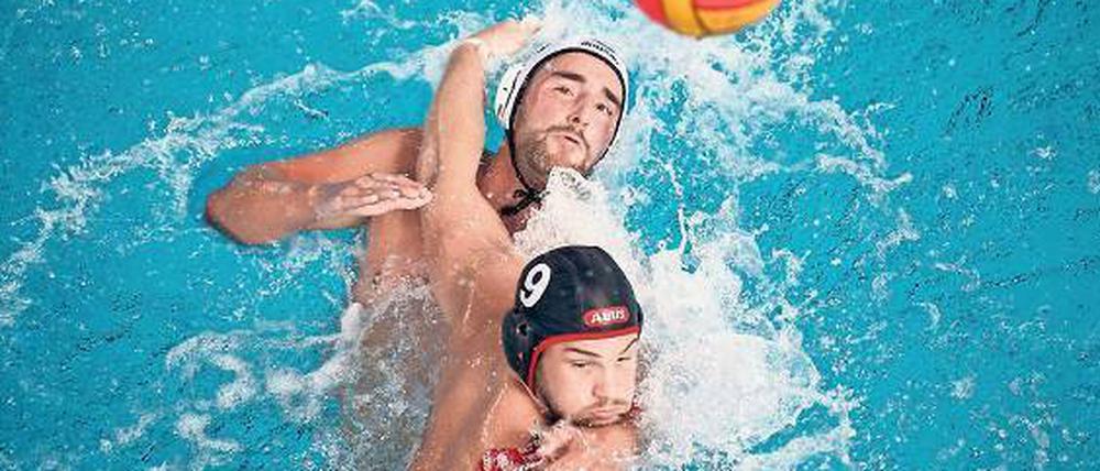 Schnell im Wasser. Der Spandauer Marko Stamm (vorne). 