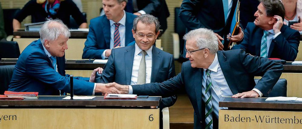 Winfried Kretschmann (Grüne, rechts) bewegt sich auf die Union, hier in Gestalt Horst Seehofers, zu.