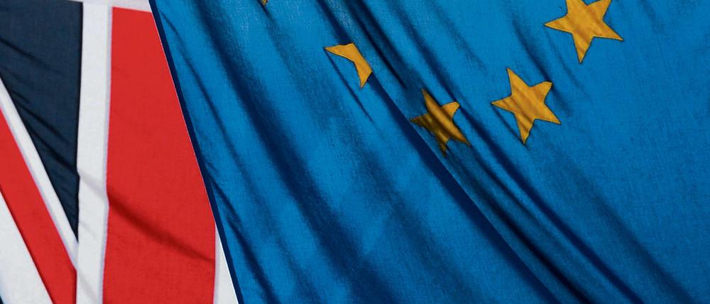Die Flagge von Großbritannien (Union Jack) und die Flagge der EU 