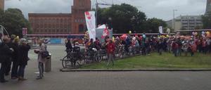 Vor dem Roten Rathaus sammeln sich die streikenden Lehrer.