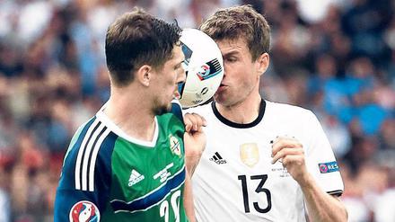 Thomas Müller näselt mit Craig Cathcart um den Ball.
