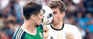 Thomas Müller näselt mit Craig Cathcart um den Ball.