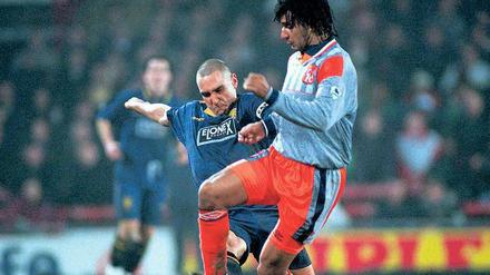 Tiefpflug. Vinnie Jones (l.) bekämpfte schon 1996 allzu unbritische Schönspielerei, hier konkret den Niederländer Ruud Gullit.