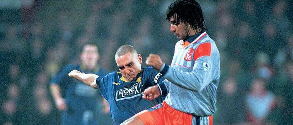 Tiefpflug. Vinnie Jones (l.) bekämpfte schon 1996 allzu unbritische Schönspielerei, hier konkret den Niederländer Ruud Gullit.