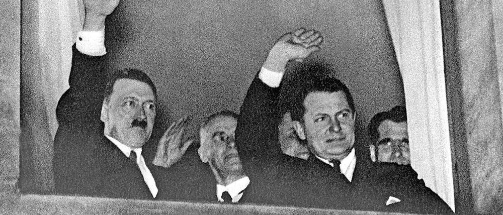 Hitler und Göring nach der Machtübergabe am 30. Januar 1933. Ihre Privatsachen sind jetzt versteigert worden.