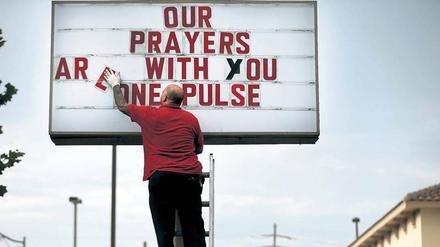 Gebete für die Opfer in Orlando. „One Pulse“ ist als Zeichen der Solidarität und Trauer gedacht. Im Pulse-Nightclub beging ein 29-jähriger Amerikaner mit afghanischen Wurzeln das größte Einzeltätermassaker in der Geschichte der USA. 